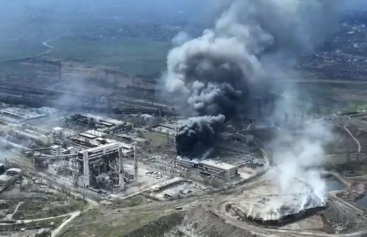 Captura de imagen de un video publicado por el Ayuntamiento de Mariupol el 19 de abril de 2022 que muestra columnas de humo elevándose sobre la planta siderúrgica de Mariupol.