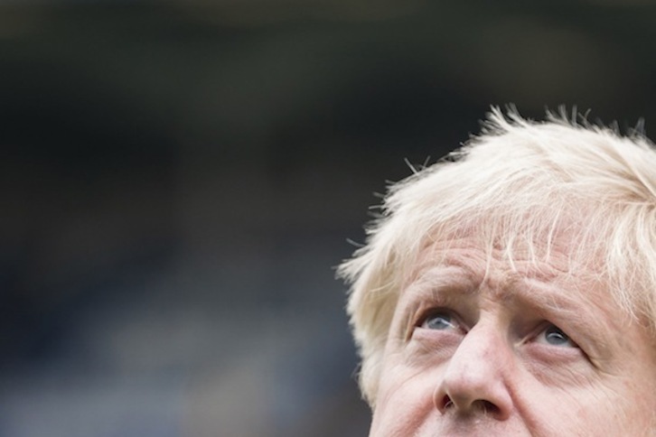 Boris Johnson, durante una visita al campo del Bury FC, en las afueras de Manchester, este lunes, 25 de abril.