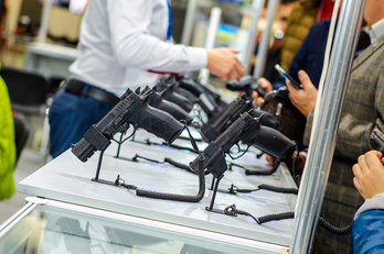 Pistolas a la venta en una tienda.