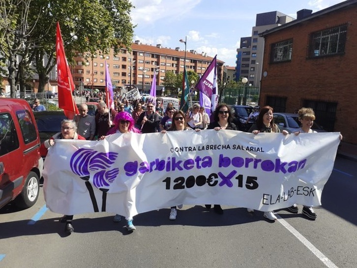 Imagen de la marcha entre Barakaldo y Bilbo que han protagonizado trabajadoras de limpieza de Bizkaia.