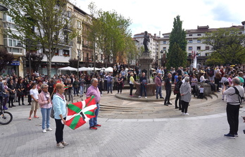 Vecinos y vecinas de Gernika se han concentrado en el centro de la localidad a la hora en que han sonado las sirenas. 