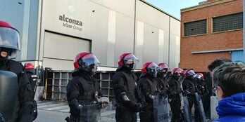 Ertzaintza y huelguistas, cara a cara a las puertas de Alconza.