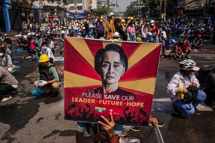 Manifestantes piden la liberación de Suu Kyi.