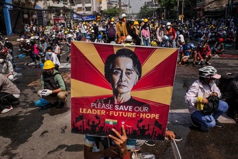 Manifestante pide la liberación de Suu Kyi