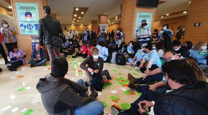 Encierro sindical en el Hospital Donostia para denunciar el inmovilismo de Osakidetza.