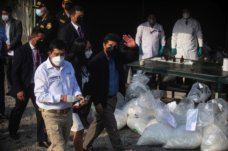 El presidente de Perú, Pedro Castillo, saluda a los medios durante un acto para destruir drogas por incineración en una base policial de Lima.