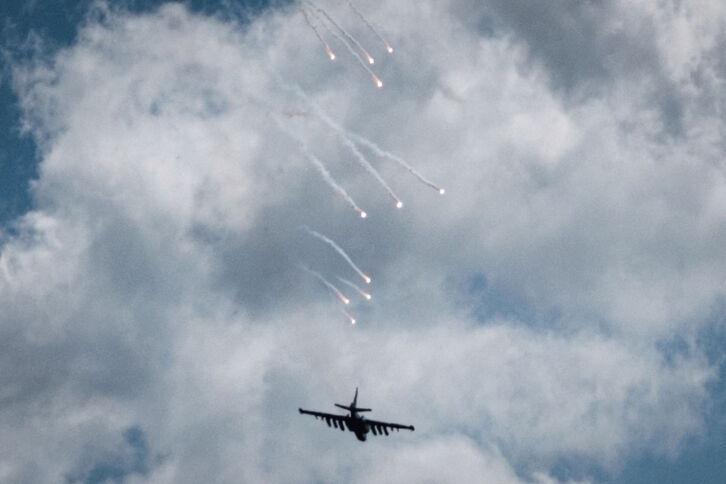 Un avión Sukhoi SU-25 ucraniano lanza bengalas señuelo en una misión de apoyo en el este de Ucrania.