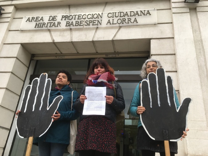 Responsables de SOS Racismo Nafarroa, ante la sede del Área de Seguridad Ciudadana de Iruñea, donde han presentado una denuncia contra las declaraciones de Maya.