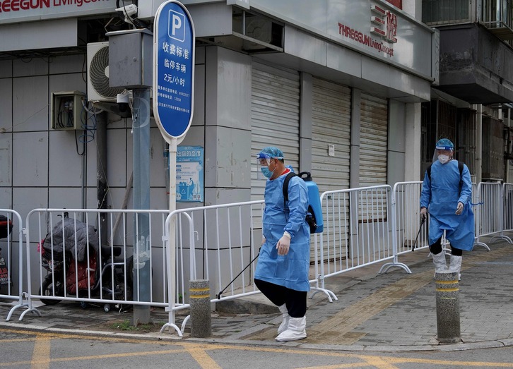 Trabajadores de limpieza en una de las zonas cerradas en Pekín.