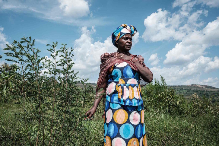 Laetitia Ngendakumana visita el sitio de una fosa común donde fue encontrado el cuerpo de su padre, el 11 de marzo de 2022 en Kibogoye, Burundi.