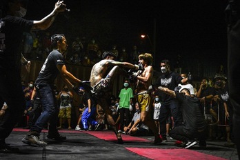 Un combate de muay thai celebrado el 16 de abril de 2022 en un aparcamiento del distrito Klong Toey de Bangkok.