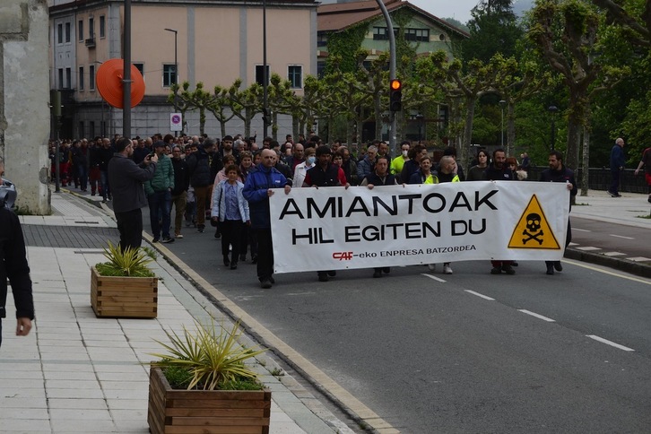 CAF Beasaingo langileek deitutako manifestazioa, herrian barna, amiantoarekin lan egiteagatik hildako kideak omenduz.