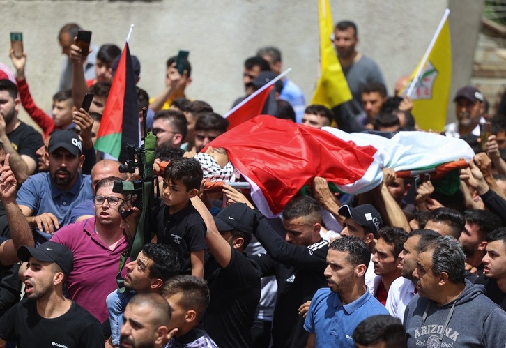 Palestinos portan el cuerpo de Yahya Adwan durante su funeral en Azzun.