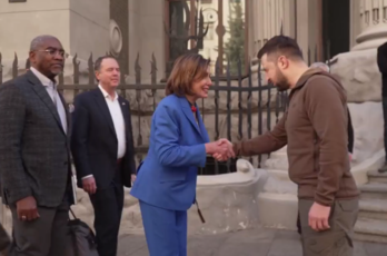 Volodimir Zelensky saluda a Nancy Pelosi a su llegada Kiev.