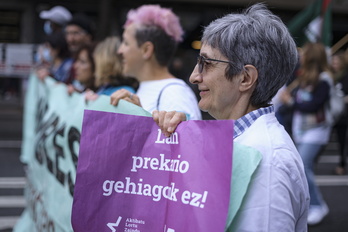 Emakume bat Bilboko manifestazioan, prekarietatearen kontrako kartelarekin.