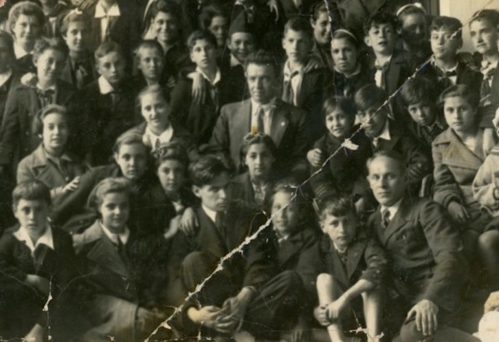 Un grupo de ‘niños de la guerra’, con sus profesores en la Unión Soviética.
