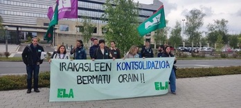 Concentración en Lakua con motivo de la celebración de la mesa para negociar la OPE de Educación.