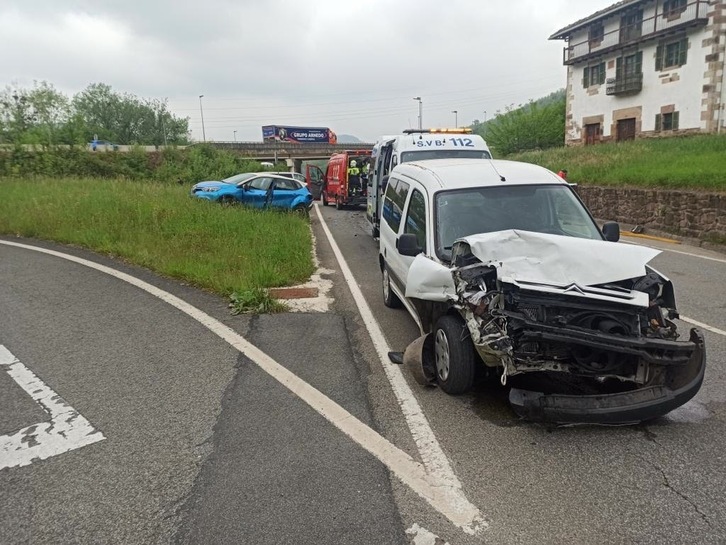 En el accidente registrado en Bertizarana se han visto implicados tres vehículos.