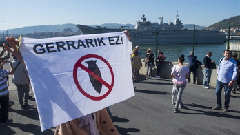 Protesta ante la visita en 2019 a Getxo de un portaviones español.
