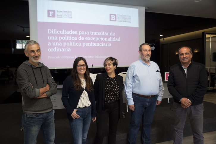 Rafael Sainz de Rozas, Libertad Francés y Amaia Izko, junto a Juanje Soria y Agus Hernan, del Foro Social, hoy en Iruñea.