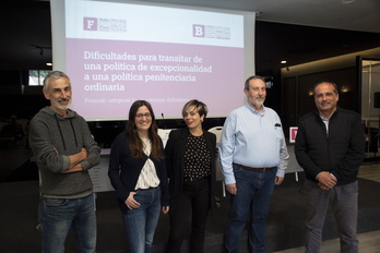 Rafael Sainz de Rozas, Libertad Francés y Amaia Izko, junto a Juanje Soria y Agustín Hernanz, del Foro Social, hoy en Iruñea.