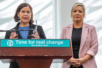 La presidenta de Sinn Féin, Mary Lou McDonald, junto a Michelle O'Neill, en un acto de campaña en Belfast.