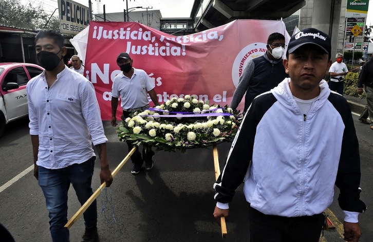 Familiares han participado en los actos de recuerdo a las víctimas del accidente de la línea 12 de metro en Ciudad de México.