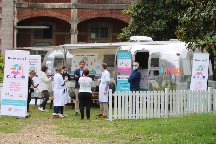 La mini-casa se ha instalado en los exteriores del Hospital de Baiona, desde donde proseguirá su gira informativa.