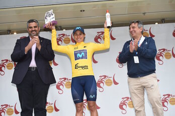 Arlenis Sierra (Movistar) posa con el maillot amarillo de líder de la Vuelta a Andalucía.