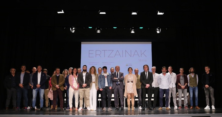 Algunos de los participantes en la película 'Ertzainak', con Josu Erkoreka en el centro, en el preestreno de este miércoles.