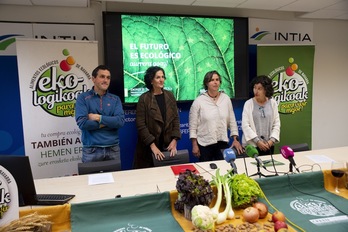 David Ruiz, del CPAEN/NNPEK; la consejera Itziar Gomez; la presidenta del consejo, Mirian Otxotorena, y la gerente de INTIA, Natalia Bellostas.