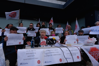 Comparecencia de Stop Desahucios y Alokairu ante la sede del Gobierno de Lakua en Donostia. 