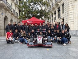 Formula Student Bizkaia taldeko partaideak, FSB2022 monoplaza berriaren aurkezpenean.