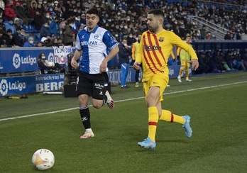 Martin Agirregabiria presiona al jugador del Barcelona Jordi Alba.