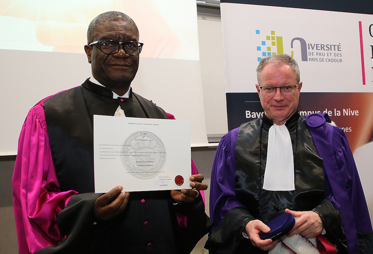 Denis Mukwege ha recibido el diploma y las insignias que le acreditan como Doctor Honoris Causa de manos del presidente de la UPPA, Laurent Bordes.