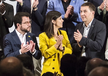 Pere Aragonès y Arnaldo Otegi, con Marta Vilalta (ERC), en la firma de la Declaración de la Llotja en 2019.