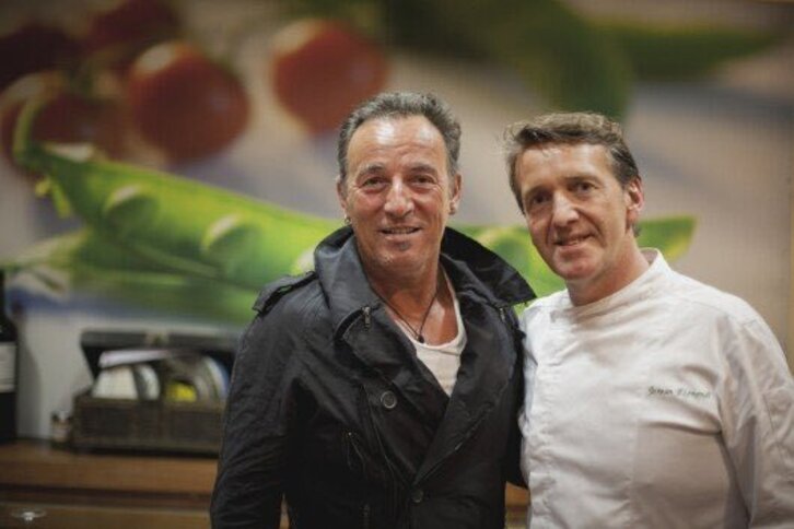 Joxean Eizmendi, en 2016 con el cantante Bruce Springsteen.
