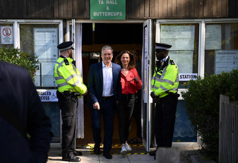 Keir Starmer y su esposa tras votar en las últimas elecciones municipales.