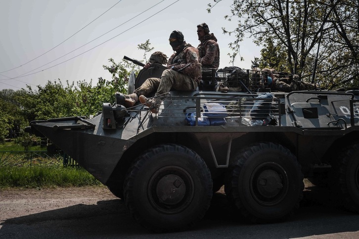 Soldados ucranianos en un vehículo blindado de transporte de personal cerca de Mayaky, en el este de Ucrania, este viernes, 6 de mayo.