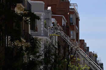 Un bombero observa los daños ocasionados por la explosión. 