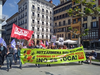 El sindicato LAB ha organizado una movilización en Iruñea para «denunciar con fuerza la injusticia de la patronal» española OEIS.