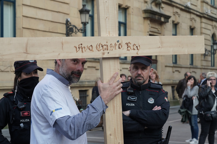 Ertzaintzak ultrakatolikoen protesta debekatu du.