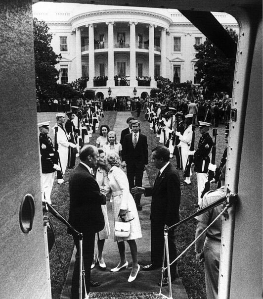 Nixon, abandonando la Casa Blanca tras el escándalo.