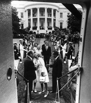 Nixon, abandonando la Casa Blanca tras el escándalo.