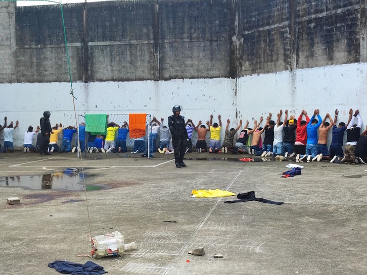 Policías intervienen tras el motín.