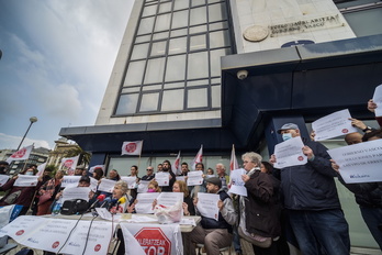 Comparecencia de Stop Desahucios y Alokairu Benta Berri el pasado 5 de mayo en Donostia, cuando entregaron la petición en la sede de Lakua.