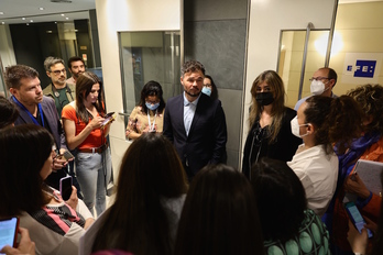 Gabriel Rufián conversa con la prensa este martes en Madrid.