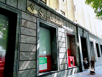 Sucursal del Banco Santander en la Gran Vía de Bilbo.