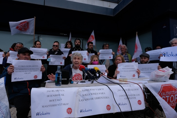 Comparecencia de Stop Desahucios y Alokairu Benta Berri el pasado 5 de mayo en Donostia, cuando entregaron la petición en la sede de Lakua.