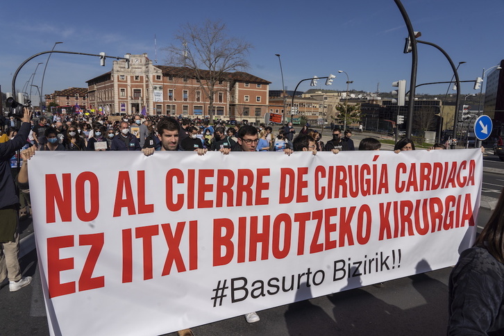 Manifestación contra el cierre de Cardiología de Basurto.